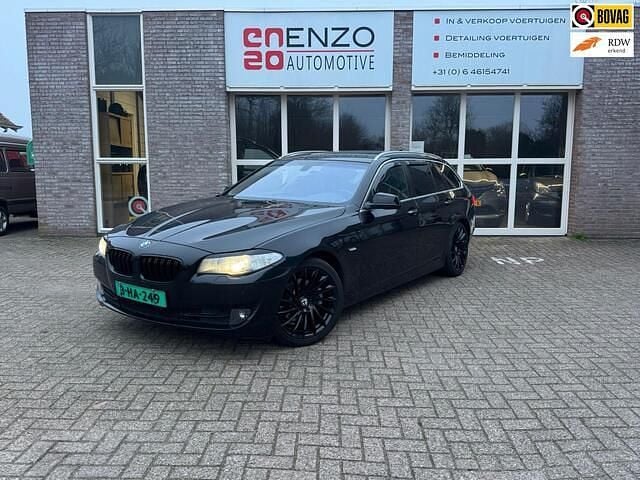 Zwart Occasion 2013 BMW 520 Executive Stationwagen | € 7.500 (Super prijs) - Afbeelding 1/4