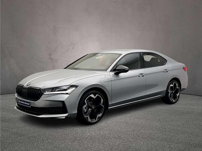 Nieuw Skoda Superb Business Line 204 PK (150 kW) 2025 Pebble silver Hatchback