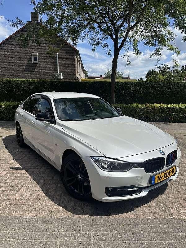 Wit Gebruikt 2012 BMW 320 Executive Sedan | € 13.000 (Iets duurder) - Afbeelding 1/4