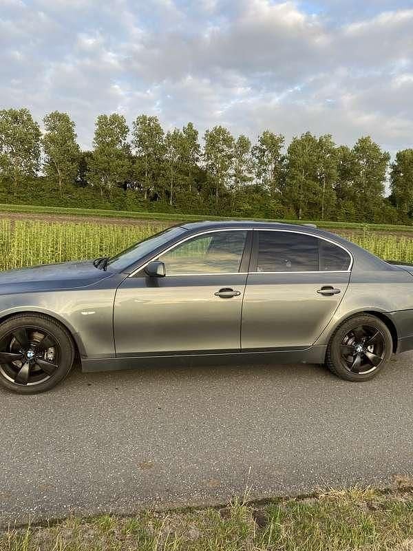 Grijs Gebruikt 2005 BMW 520 Executive Sedan | € 3.500 (Eerlijke prijs) - Afbeelding 1/4