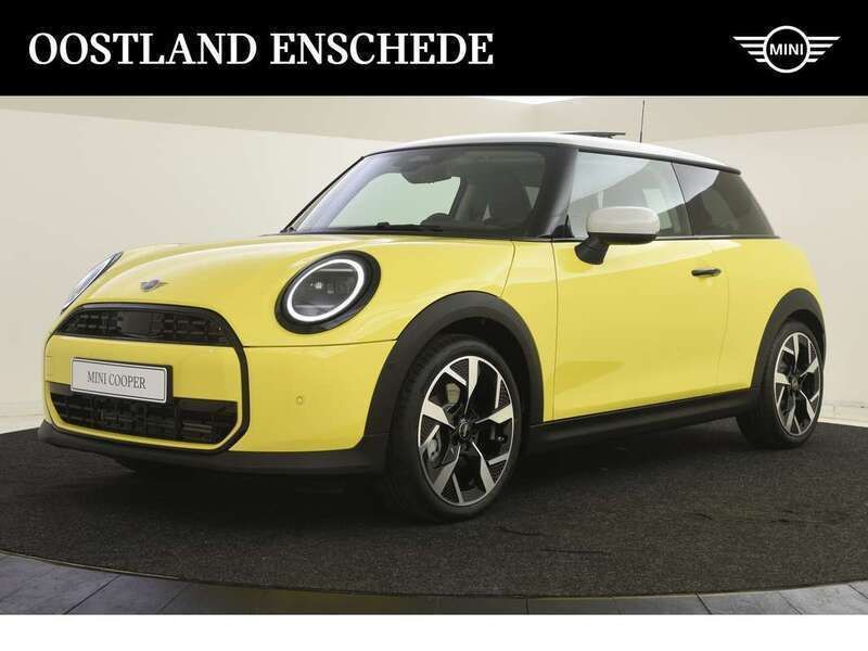 Geel, metallic lak Gebruikt 2024 Mini Cooper Classic Hatchback | € 46.418 - Afbeelding 1/4