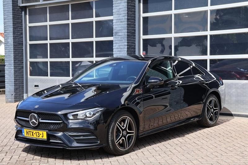 Zwart Gebruikt 2020 Mercedes CLA250e AMG line Sedan | € 31.950 (Eerlijke prijs) - Afbeelding 1/4