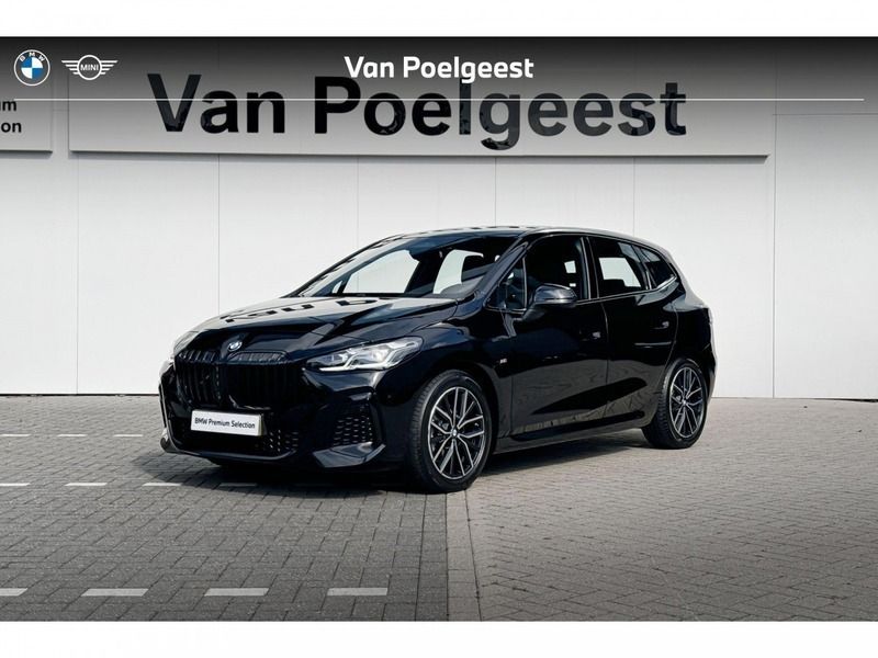 Saphirschwarz metallic (donker zwart metallic) Gebruikt 2023 BMW 220 Active Tourer Comfort Edition MPV | € 38.900 (Eerlijke prijs) - Afbeelding 1/4