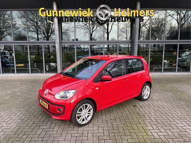 Rood Occasion 2013 VW up! high up! Hatchback | € 8.650 (Eerlijke prijs) - Afbeelding 1/4