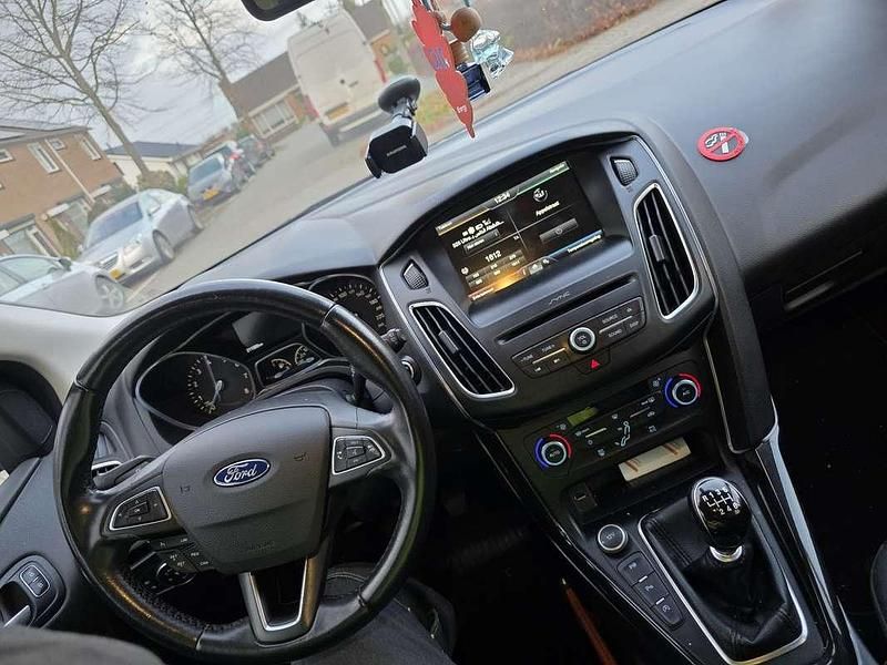 Grijs Occasion 2016 Ford Focus Titanium Sedan | € 5.499 (Eerlijke prijs) - Afbeelding 1/4