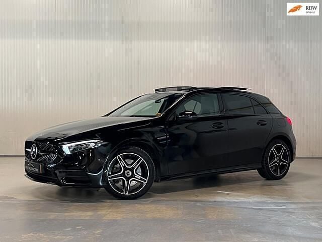 Zwart Gebruikt 2022 Mercedes A250 AMG line Hatchback | € 35.900 (Iets duurder) - Afbeelding 1/4