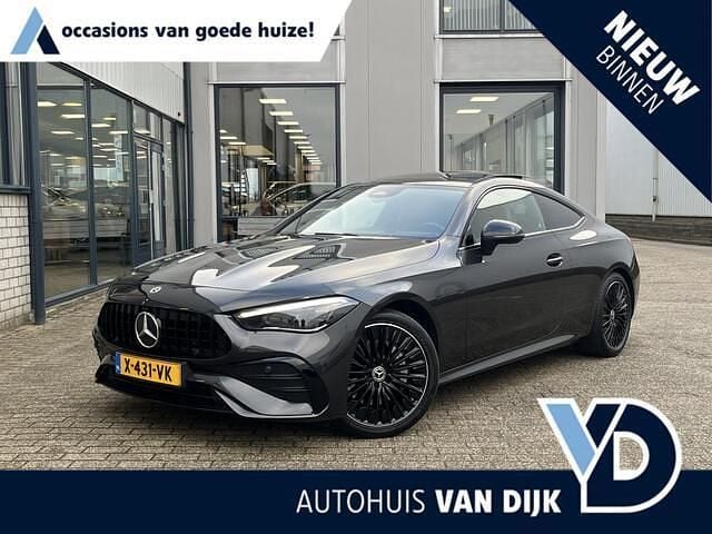 Grijs Gebruikt 2024 Mercedes 200 AMG line Coupé | € 59.740 (Eerlijke prijs) - Afbeelding 1/4