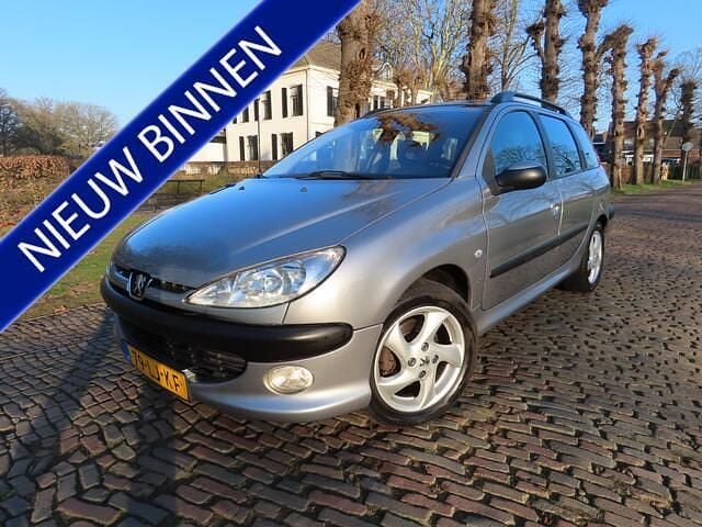 Grijs Occasion 2003 Peugeot 206 Stationwagen | € 1.495 (Eerlijke prijs) - Afbeelding 1/4