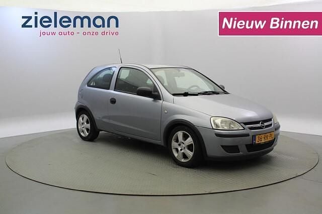 Grijs Gebruikt 2005 Opel Corsa Hatchback | € 1.345 (Eerlijke prijs) - Afbeelding 1/4
