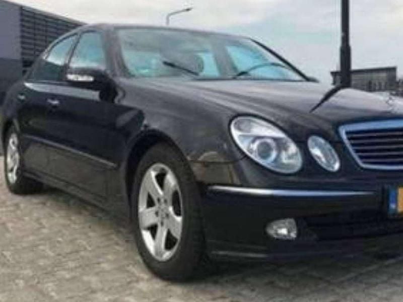 Zwart Gebruikt 2004 Mercedes E320 Avantgarde Sedan | € 11.000 (Duur) - Afbeelding 1/4