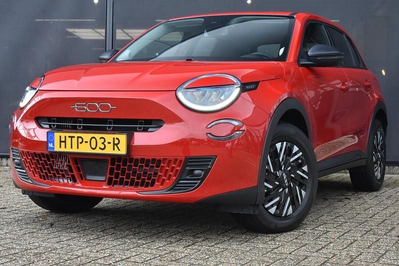 Rood Nieuw 2025 Fiat 600 Urban SUV | € 26.895 (Super prijs) - Afbeelding 1/4