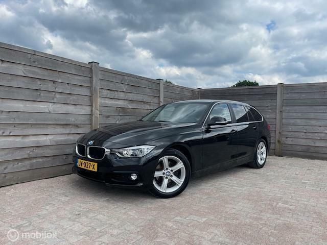 Zwart Gebruikt 2016 BMW 320 Executive Stationwagen | € 17.450 (Goede deal) - Afbeelding 1/4