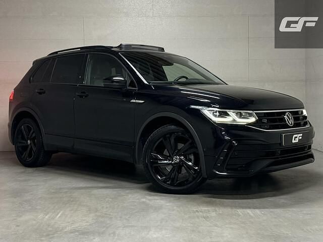 Zwart Gebruikt 2021 VW Tiguan Style SUV | € 30.950 (Eerlijke prijs) - Afbeelding 1/4