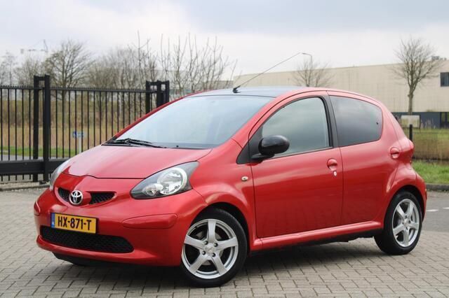 Rood Gebruikt 2007 Toyota Aygo Hatchback | € 1.999 (Eerlijke prijs) - Afbeelding 1/4