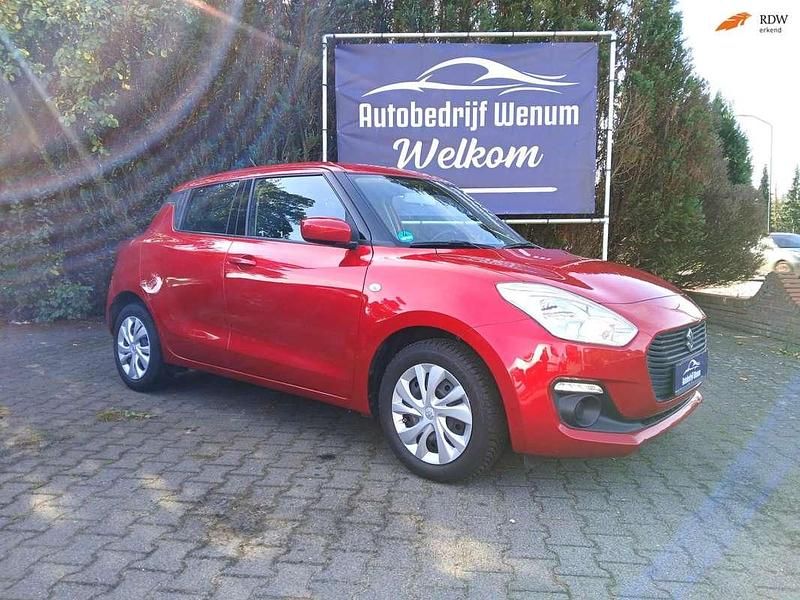 Rood (metallic) Gebruikt 2020 Suzuki Swift Comfort Hatchback | € 10.950 (Super prijs) - Afbeelding 1/4