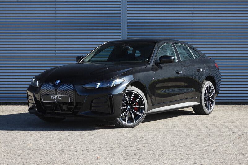 Saphirschwarz Nieuw 2025 BMW i4 M Sport Sedan | € 73.015 (Goede deal) - Afbeelding 1/4