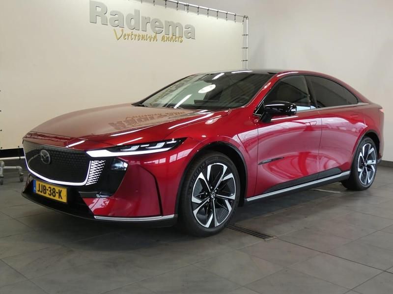 Rood (metallic) Nieuw 2025 Mazda 6e Takumi-Line Hatchback | € 39.900 (Super prijs) - Afbeelding 1/4