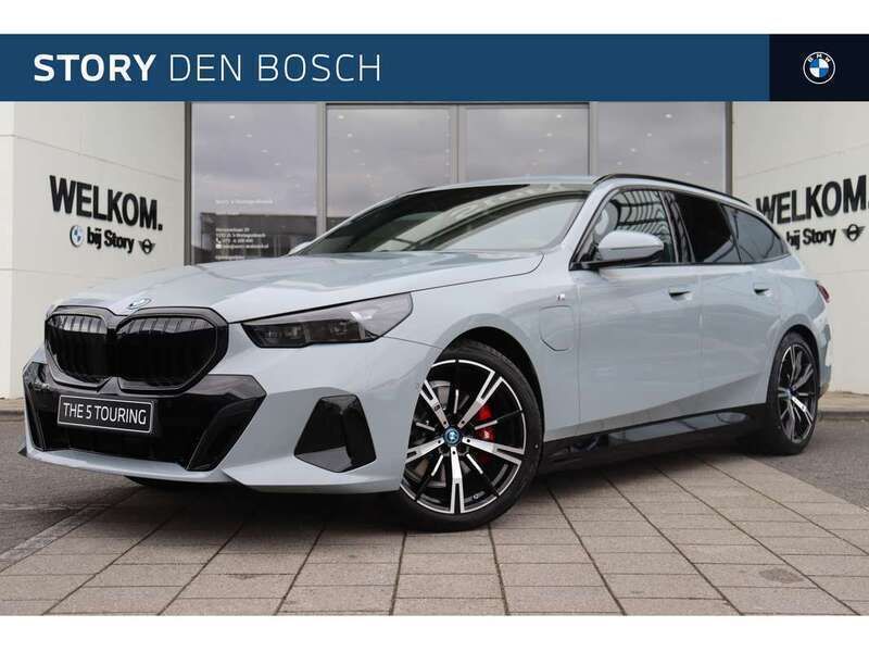 Grijs, metallic lak Nieuw 2025 BMW 530 M Sport Stationwagen | € 87.499 - Afbeelding 1/4