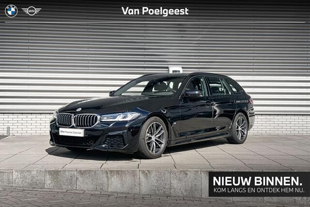 Zwart, metallic lak Gebruikt 2022 BMW 520 Executive Stationwagen | € 47.900 (Duur) - Afbeelding 1/4