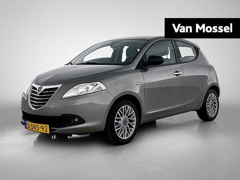 Grijs Gebruikt 2013 Lancia Ypsilon Silver Hatchback | € 6.400 (Eerlijke prijs) - Afbeelding 1/4