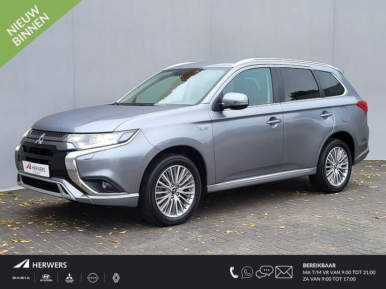 Titanium grey metallic Gebruikt 2021 Mitsubishi Outlander P-HEV Intense SUV | € 24.885 (Goede deal) - Afbeelding 1/4