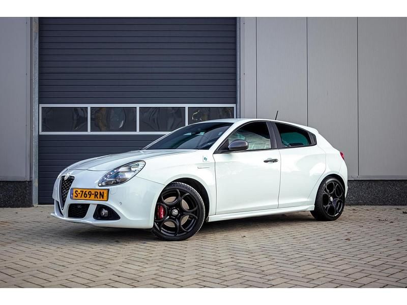 Occasion Alfa Romeo Giulietta Quadrifoglio Verde 241 PK (177 kW) 2014 Wit Hatchback