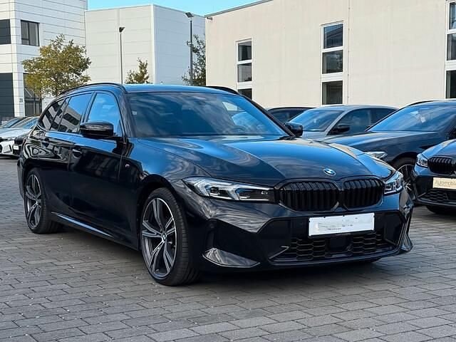 Zwart (metallic) Occasion 2023 BMW 320 M Sport Stationwagen | € 57.800 - Afbeelding 1/4