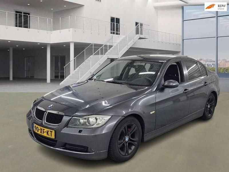 Grijs Occasion 2007 BMW 318 Executive Sedan | € 4.350 (Eerlijke prijs) - Afbeelding 1/4