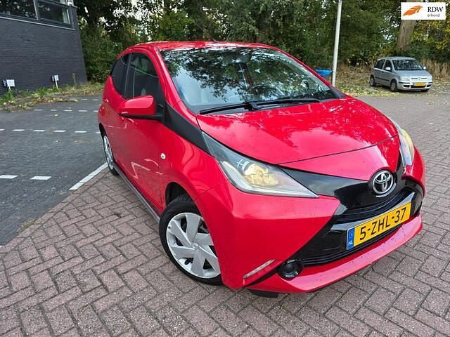 Rood Gebruikt 2015 Toyota Aygo X-play Hatchback | € 5.150 (Eerlijke prijs) - Afbeelding 1/4