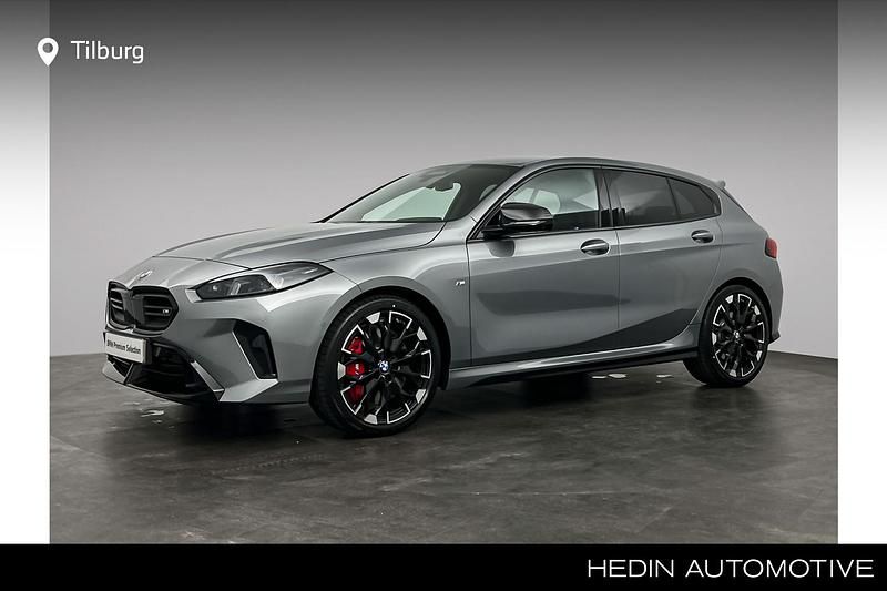 Grijs, metallic lak Gebruikt 2024 BMW M135 M Sport Hatchback | € 67.880 - Afbeelding 1/4