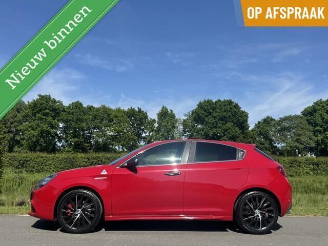 Rood Gebruikt 2016 Alfa Romeo Giulietta Quadrifoglio Verde Hatchback | € 17.450 (Eerlijke prijs) - Afbeelding 1/4