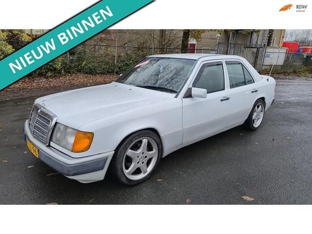 Wit Gebruikt 1990 Mercedes E230 Sedan | € 3.499 - Afbeelding 1/4