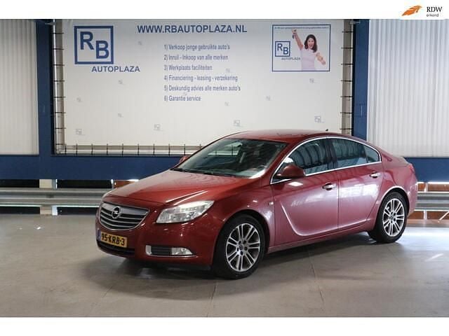 Rood Occasion 2010 Opel Insignia Edition Sedan | € 2.850 (Goede deal) - Afbeelding 1/4