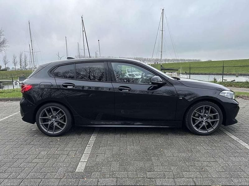 Zwart Gebruikt 2020 BMW 118 Hatchback | € 19.250 (Goede deal) - Afbeelding 1/4