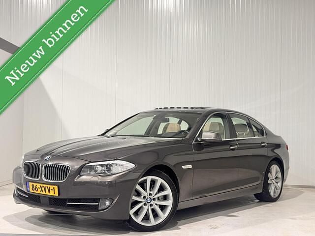 Bruin Occasion 2011 BMW 528 Executive Sedan | € 13.995 (Eerlijke prijs) - Afbeelding 1/4