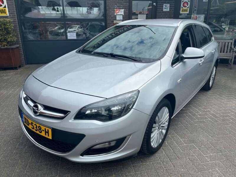 Grijs, metallic lak Gebruikt 2016 Opel Astra Innovation Stationwagen | € 9.500 (Eerlijke prijs) - Afbeelding 1/4