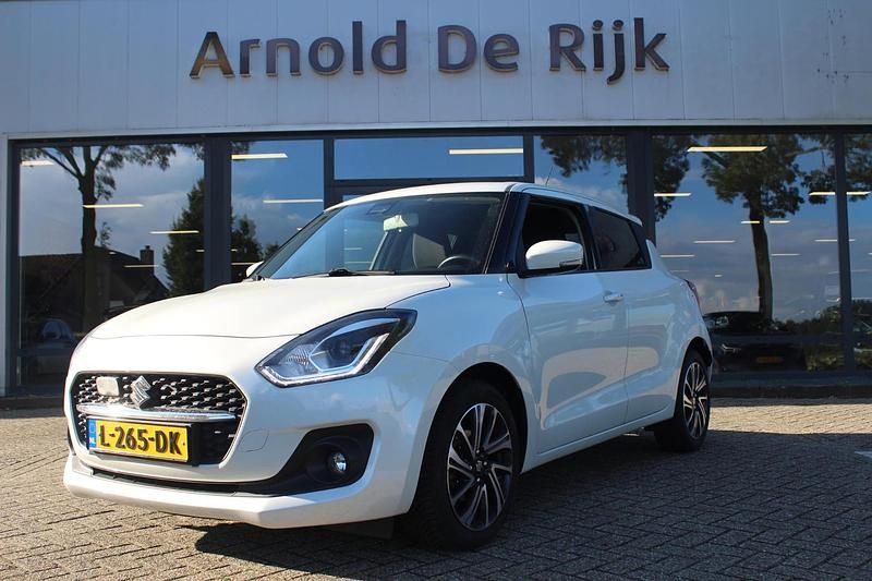 Wit Occasion 2021 Suzuki Swift Style Hatchback | € 15.950 (Eerlijke prijs) - Afbeelding 1/4