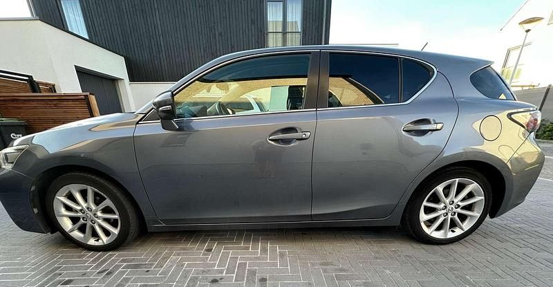 Grijs Gebruikt 2012 Lexus CT200h Business Edition Hatchback | € 7.950 (Eerlijke prijs) - Afbeelding 1/4