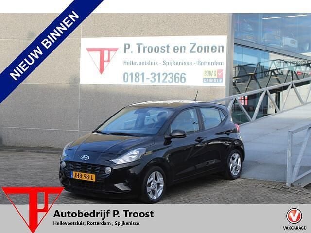 Zwart (metallic) Gebruikt 2022 Hyundai i10 Comfort Hatchback | € 15.950 (Eerlijke prijs) - Afbeelding 1/4