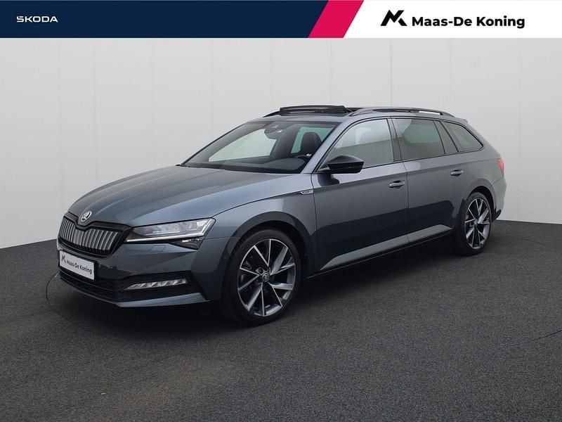 Grijs Gebruikt 2020 Skoda Superb SportLine Stationwagen | € 31.440 (Duur) - Afbeelding 1/4