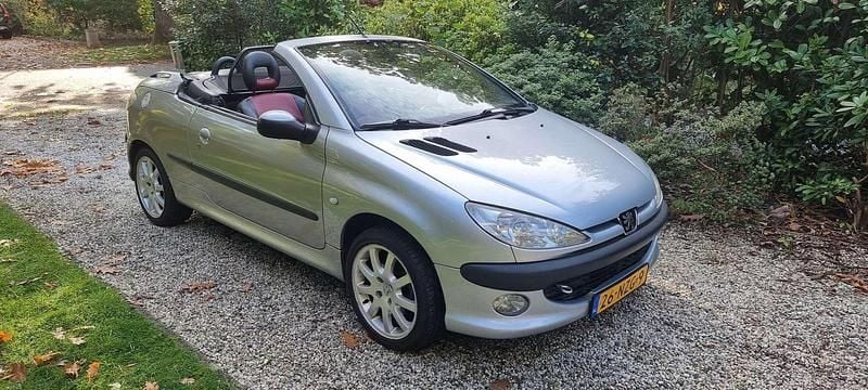 Grijs Gebruikt 2001 Peugeot 206 Cabriolet | € 1.695 (Eerlijke prijs) - Afbeelding 1/4