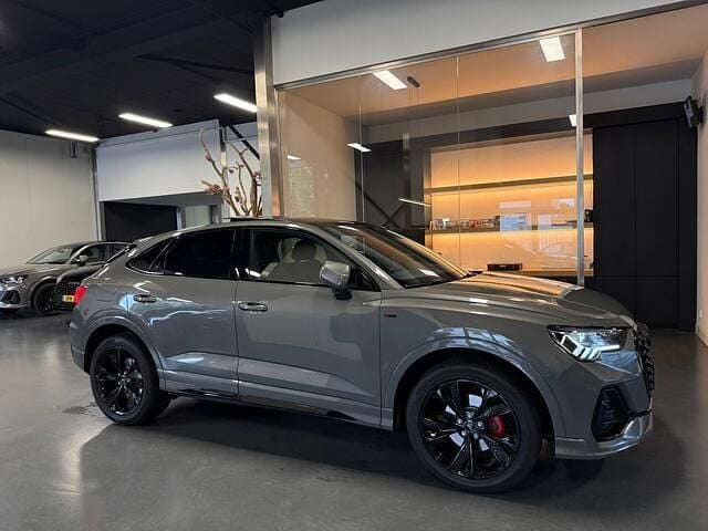 Grijs Gebruikt 2023 Audi RS Q3 Sportback S-Line SUV | € 50.999 - Afbeelding 1/4