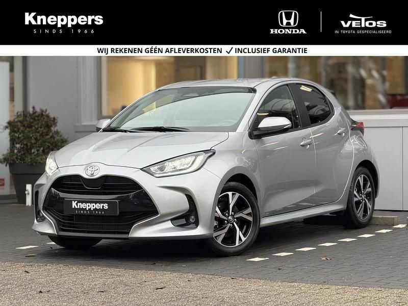 Grijs Occasion 2025 Toyota Yaris Hybrid Hatchback | € 25.900 (Eerlijke prijs) - Afbeelding 1/4