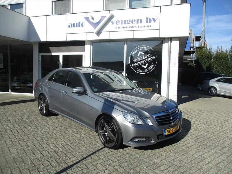 Grijs Gebruikt 2010 Mercedes E350 Avantgarde Sedan | € 19.950 (Duur) - Afbeelding 1/4