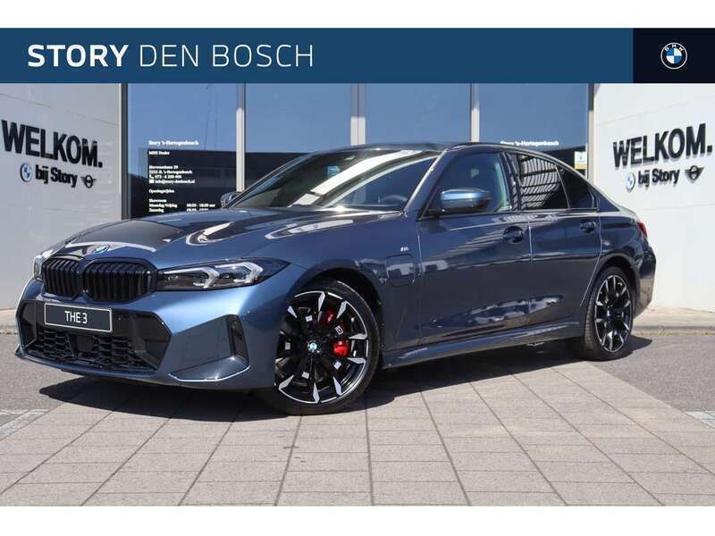 Blauw, metallic lak Nieuw 2025 BMW 330 M Sport Sedan | € 64.995 - Afbeelding 1/4