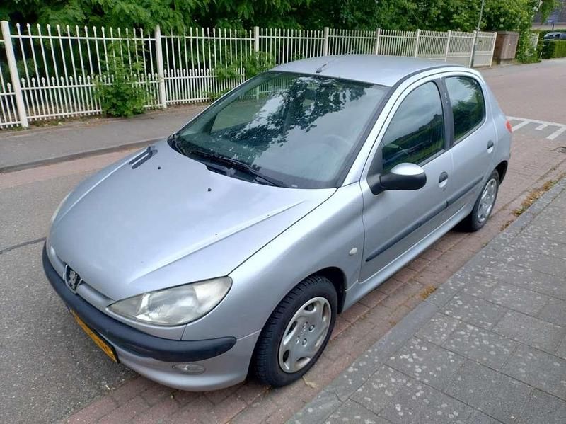 Zilver Gebruikt 2000 Peugeot 206 Hatchback | € 850 (Eerlijke prijs) - Afbeelding 1/4