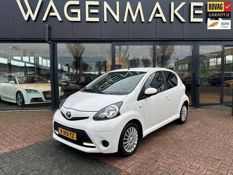 Wit (metallic) Gebruikt 2012 Toyota Aygo Hatchback | € 4.950 (Eerlijke prijs) - Afbeelding 1/4