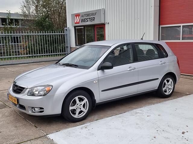Grijs Occasion 2005 Kia Cerato LX Hatchback | € 3.750 - Afbeelding 1/4