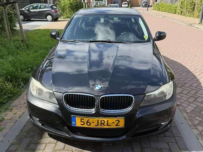 Zwart Gebruikt 2009 BMW 318 Sedan | € 2.499 (Super prijs) - Afbeelding 1/4