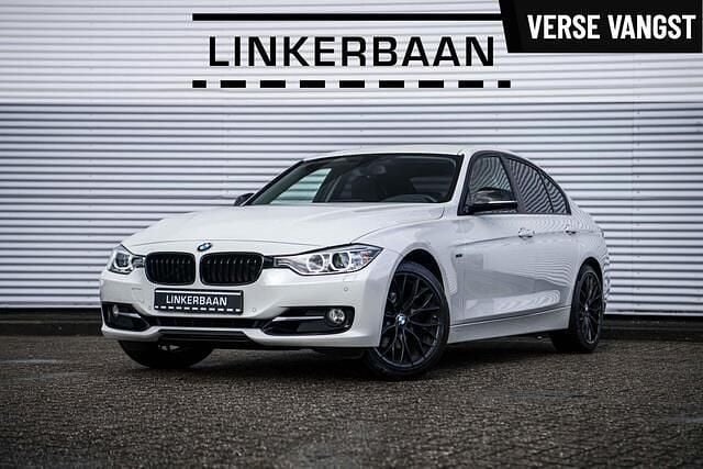 Wit Gebruikt 2014 BMW 320 Sport Line Sedan | € 15.945 - Afbeelding 1/3